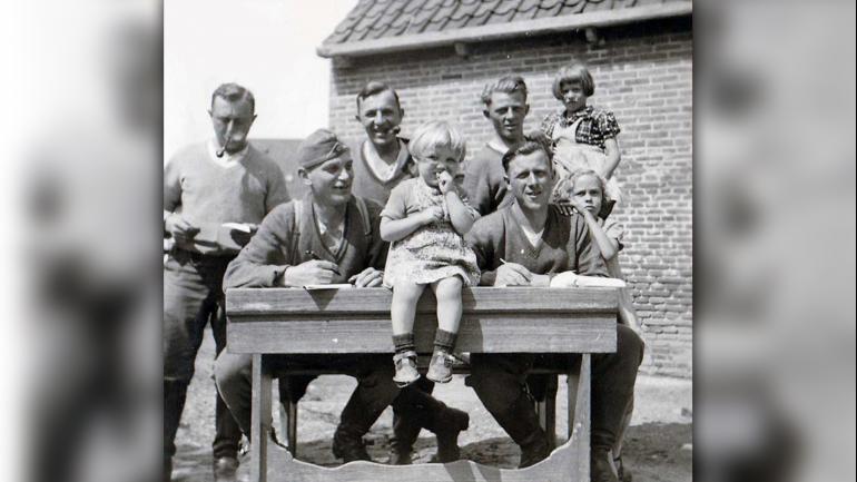 Duitse soldaten poseren in Dirksland op het schoolplein. Bron: Stichting WO2GO