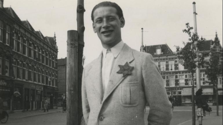 Den Haag, 1943: man draagt met trots een Jodenster. Bron: J.J. Duimel/Haags Gemeentearchief