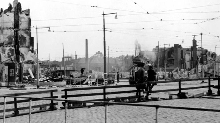 Marconiplein in Rotterdam-West na het bombardement van 31-3-43. Bron: H.F. Grimeyer/Stadsarchief Rotterdam