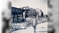 Zomer 1940 in Rotterdam: poseren bij 'de puin' 